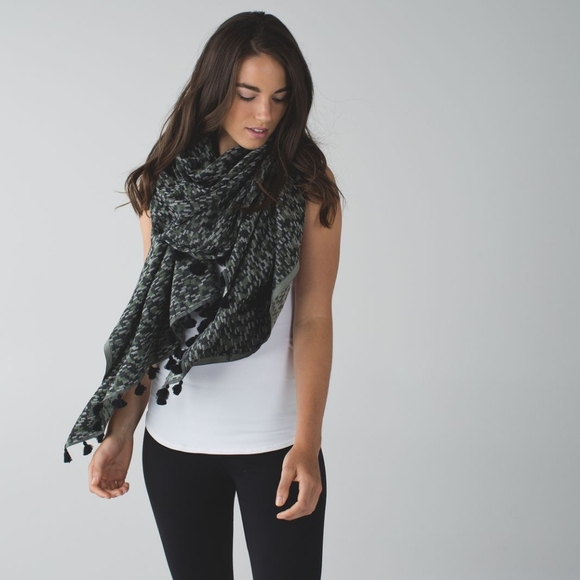 Lululemon Sun To Moon Scarf Angel Wing / Desert Olive / Black - Picture 1 of 16